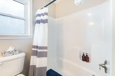 Full bathroom with shower and tub combo. Clean towels provided