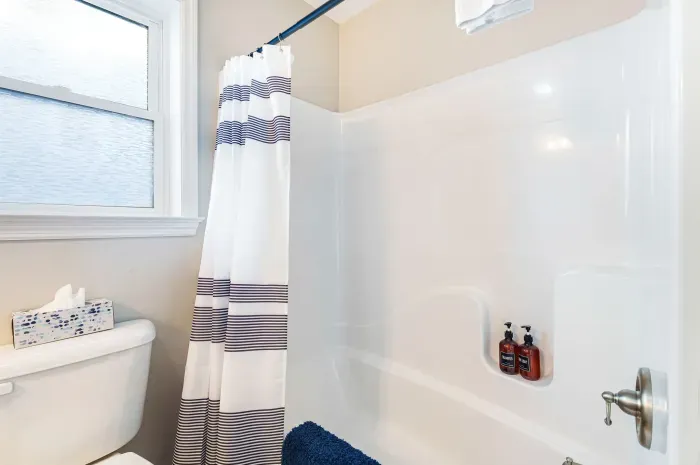 Full bathroom with shower and tub combo. Clean towels provided