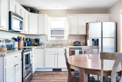 Fully equipped kitchen with dishwasher - dining table with seating for 4