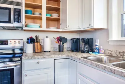 Fully equipped kitchen with dishwasher
