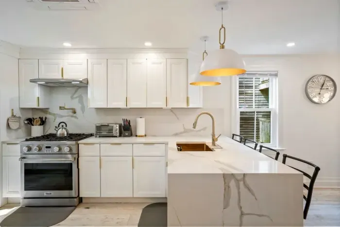 Fully equipped kitchen with high end appliances