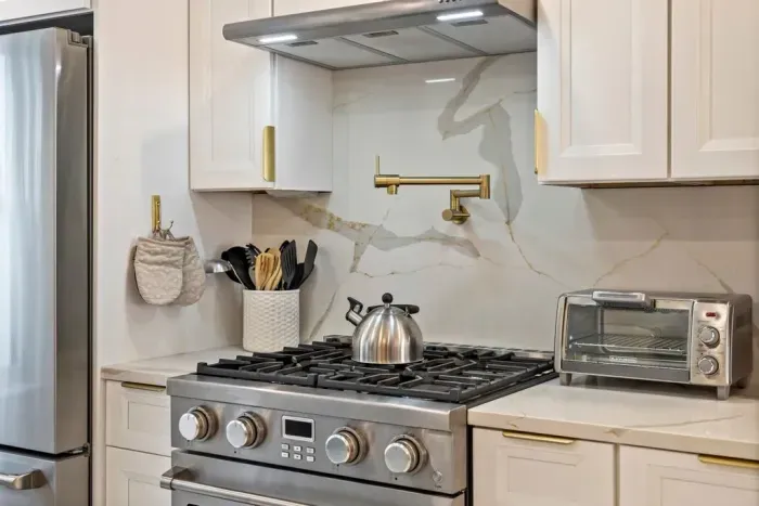 Fully equipped kitchen with all the essentials and high end appliances