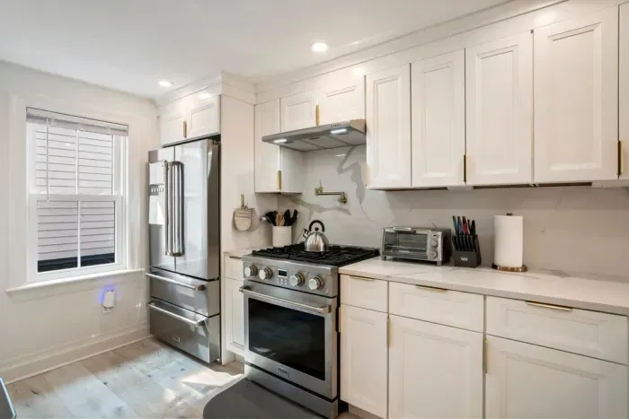 Fully equipped kitchen with high end appliances.