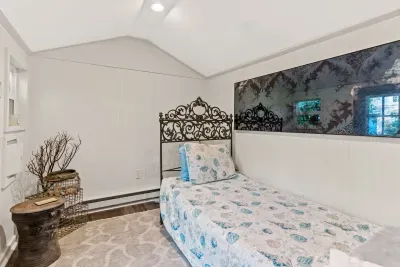 detached bunk house in the garden with 1 twin bed. Note! Bedroom is not available from October-May 1st!