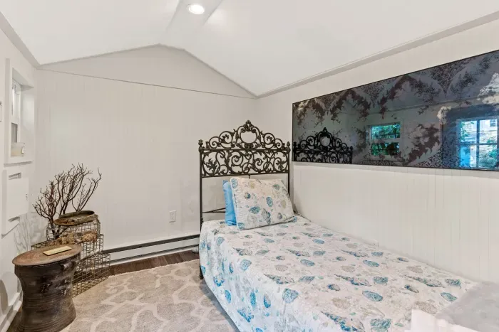 detached bunk house in the garden with 1 twin bed. Note! Bedroom is not available from October-May 1st!