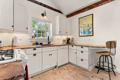 fully equipped kitchen, with stackable washer/dryer