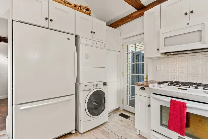 fully equipped kitchen, with stackable washer/dryer