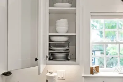fully equipped kitchen, with stackable washer/dryer