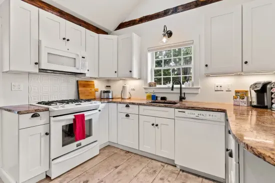 fully equipped kitchen, with stackable washer/dryer