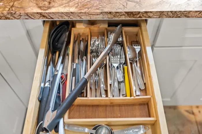 fully equipped kitchen, with stackable washer/dryer