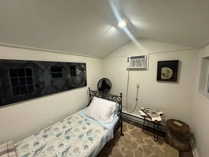 detached bunk house in the garden with 1 twin bed. Note! Bedroom is not available from October-May 1st!