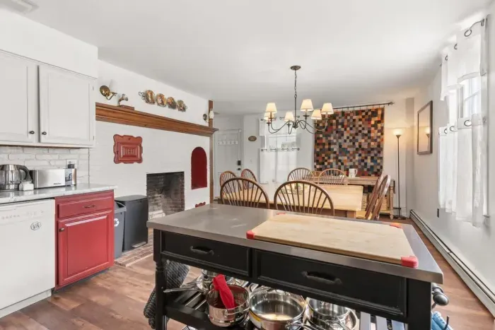 Fully equipped kitchen & dining area