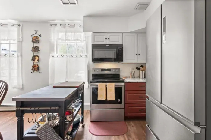 Fully equipped kitchen & dining area