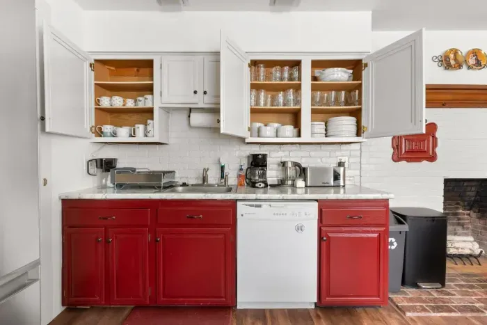 Fully equipped kitchen & dining area