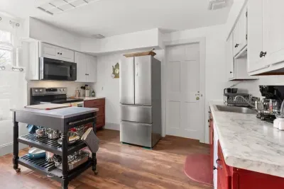 Fully equipped kitchen & dining area