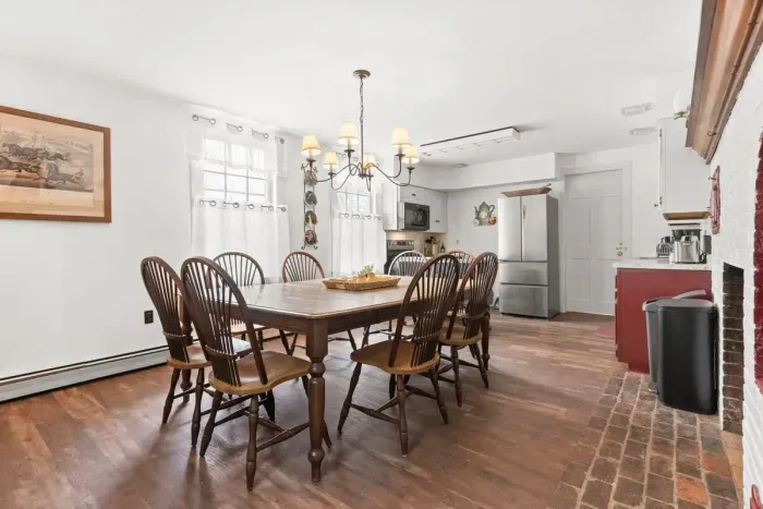 Fully equipped kitchen & dining area