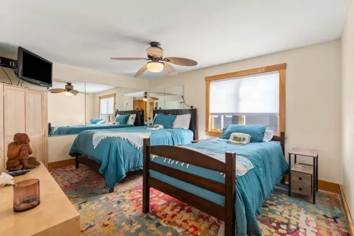 Queen and twin bed with clean linens provided, and smart TV.