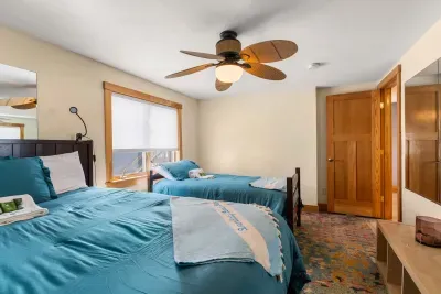Queen and twin bed with clean linens provided, and smart TV.