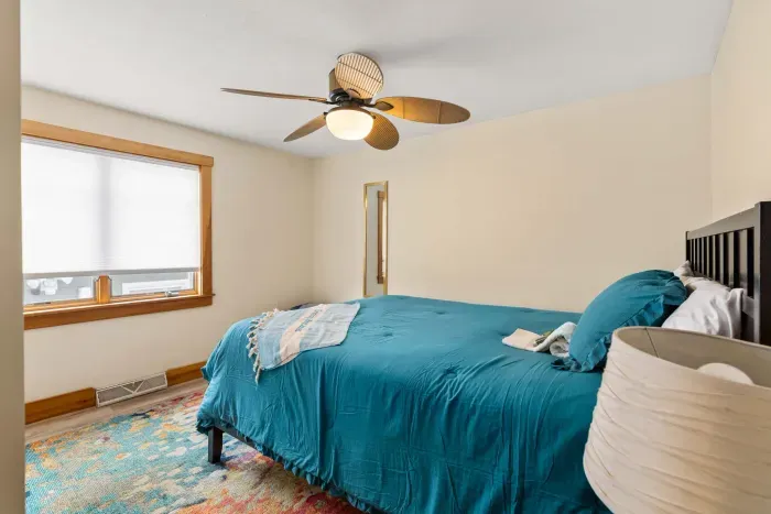 🛏️ Namaste Bedroom 3 – A cozy retreat featuring a queen-size bed, soft lighting, and calming décor. Ideal for a restful night’s sleep after a day of beachside adventures. Clean linens provided