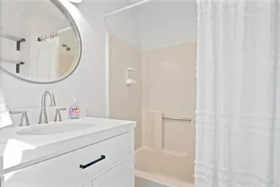 Full bathroom with shower/tub combo