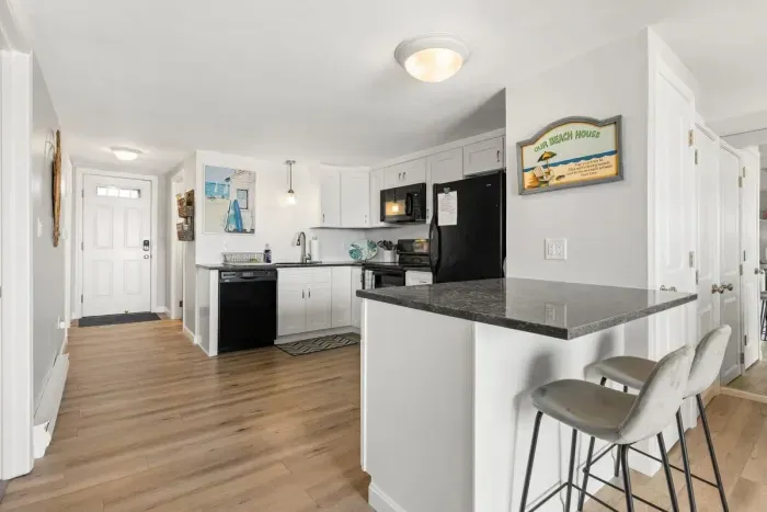 Newly remodeled kitchen with all major kitchen appliances