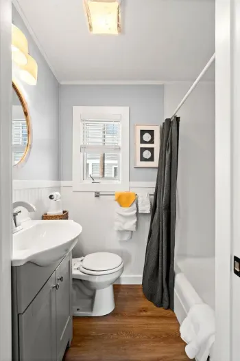 Top unit: Full bathroom with shower tub.