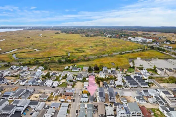 Aerial view, 1 block to the public beach and 2 blocks to the Salisbury Center