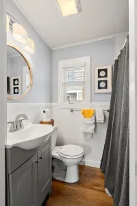 Top unit: Full bathroom with shower tub.
