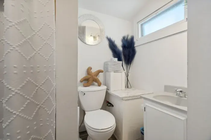 PLEASE NOTE: Bathroom is small and water heater only holds 10 minutes of hot water.