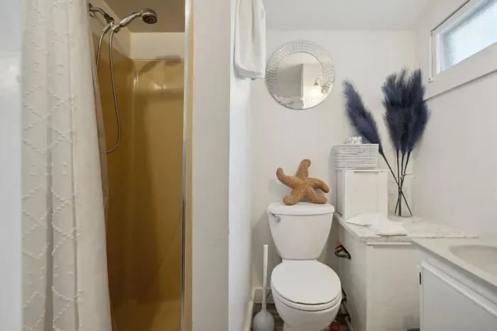 PLEASE NOTE: Bathroom is small and water heater only holds 10 minutes of hot water.