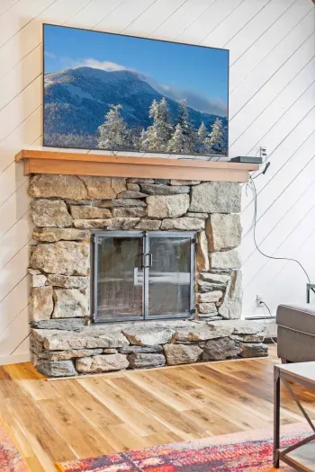 The living room! Equipped withe a Samsung Smart TV for the best movie nights! Please note the fireplace is inoperable