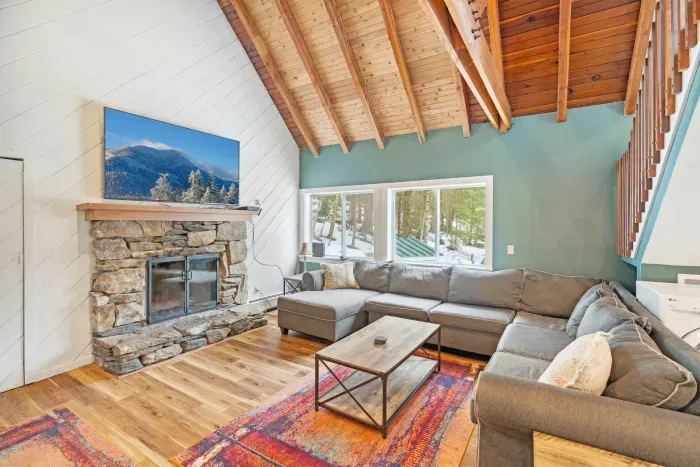 The living room! Equipped withe a Samsung Smart TV for the best movie nights! Please note the fireplace is inoperable