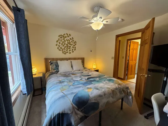 The queen bedroom has a smart tv and is located right off the hallway across from the shared full bathroom. Clean sheets provided