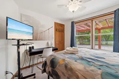 The queen bedroom has a smart tv and is located right off the hallway across from the shared full bathroom. Clean sheets provided