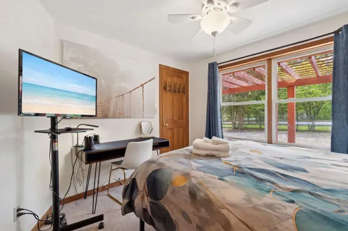 The queen bedroom has a smart tv and is located right off the hallway across from the shared full bathroom. Clean sheets provided
