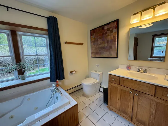 The jetted tub in the ensuite bathroom with clean provided towels