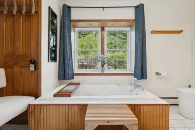 The jetted tub in the ensuite bathroom with clean provided towels