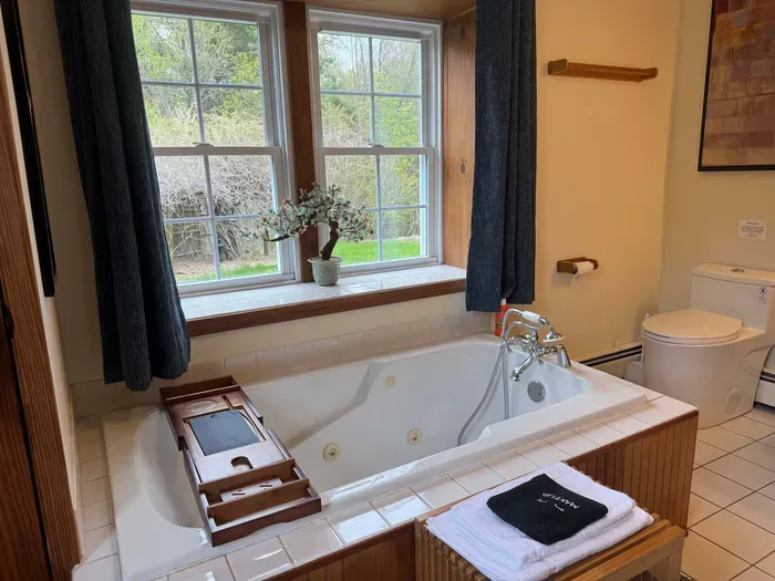 The jetted tub in the ensuite bathroom with clean provided towels