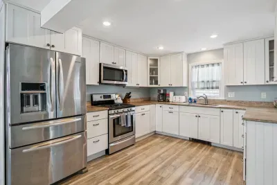 Fully equipped kitchen with all major appliances