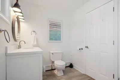 Full bathroom with shower/tub combo