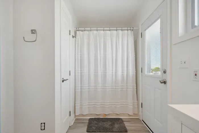 Full bathroom with shower/tub combo