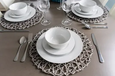 Set dining wares