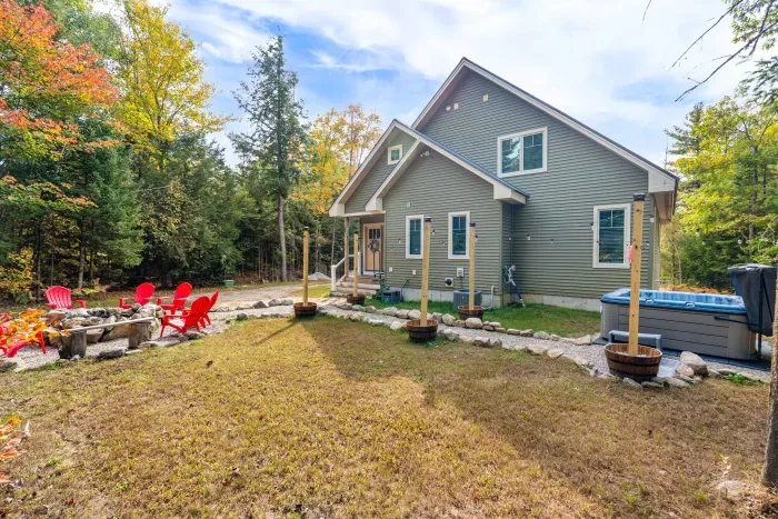 Another look at this beautiful back yard with the fall foliage!
