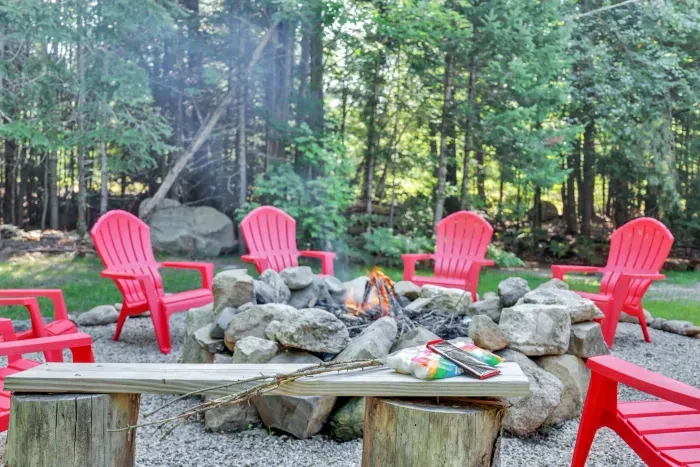 Cozy up by the fire with family and friends! Firewood, marshmallows and chocolate not provided