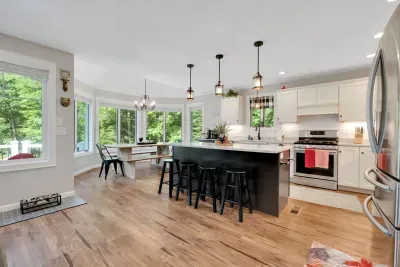 Fully equipped, large kitchen with plenty of seating, 4 bar stools at the island