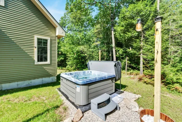 Come hop in the hot tub! Please rinse feet with the provided bin before getting in