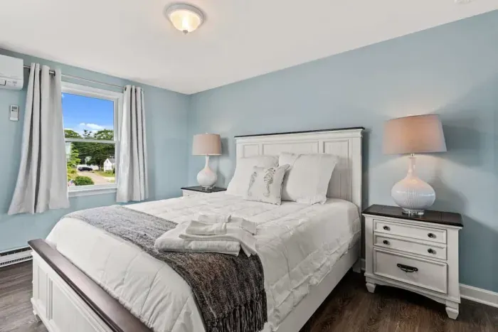 Bedroom with queen bed