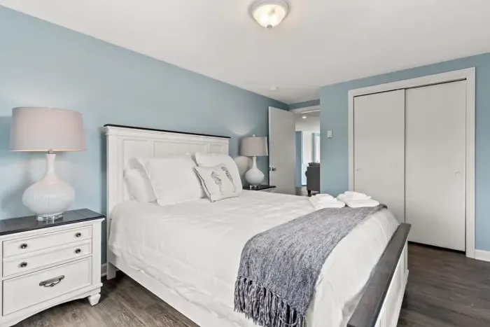 Bedroom with queen bed