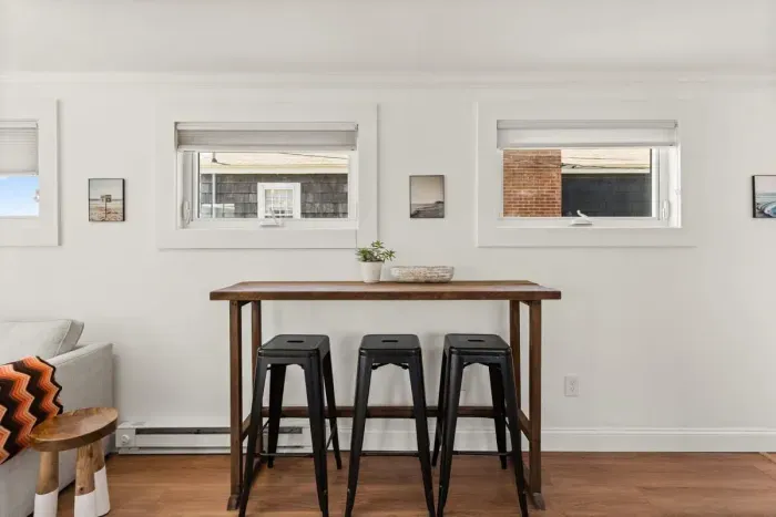 Open living room and kitchen, views of the ocean, strong WiFi, Smart TV, sleeper sofa and fully equipped kitchen