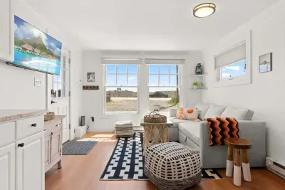 Open living room and kitchen, views of the ocean, strong WiFi, Smart TV, sleeper sofa and fully equipped kitchen